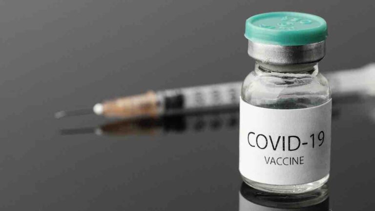 COVID-19 वैक्सीन साइड इफेक्ट जांच और मुआवजे को लेकर सुप्रीम कोर्ट में याचिका दायर की गई
