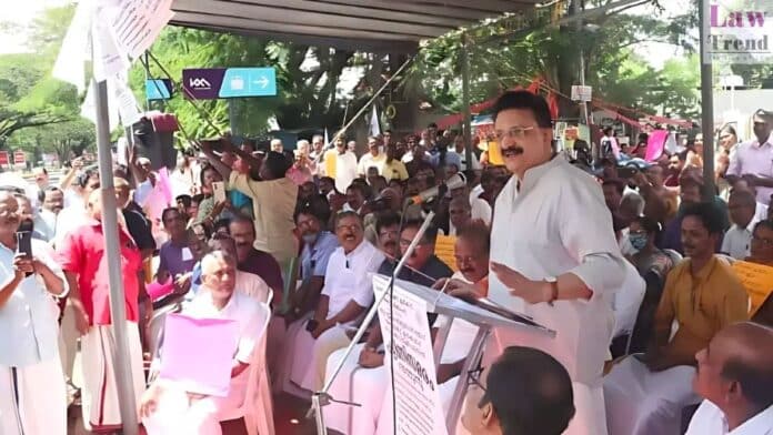 Kerala Advocate Clerks Association hunger strike